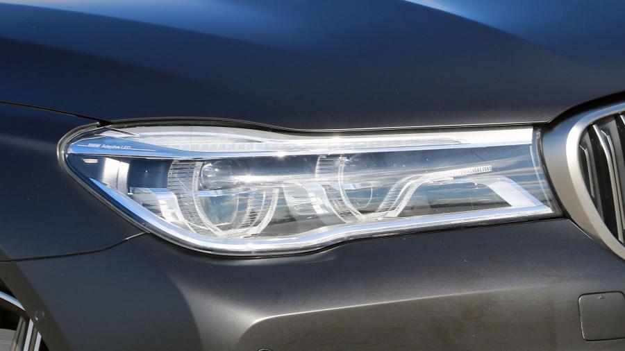Детали экстерьера BMW M760i xDrive V12 Excellence 2017 года  (US) (фото 11 из 29)